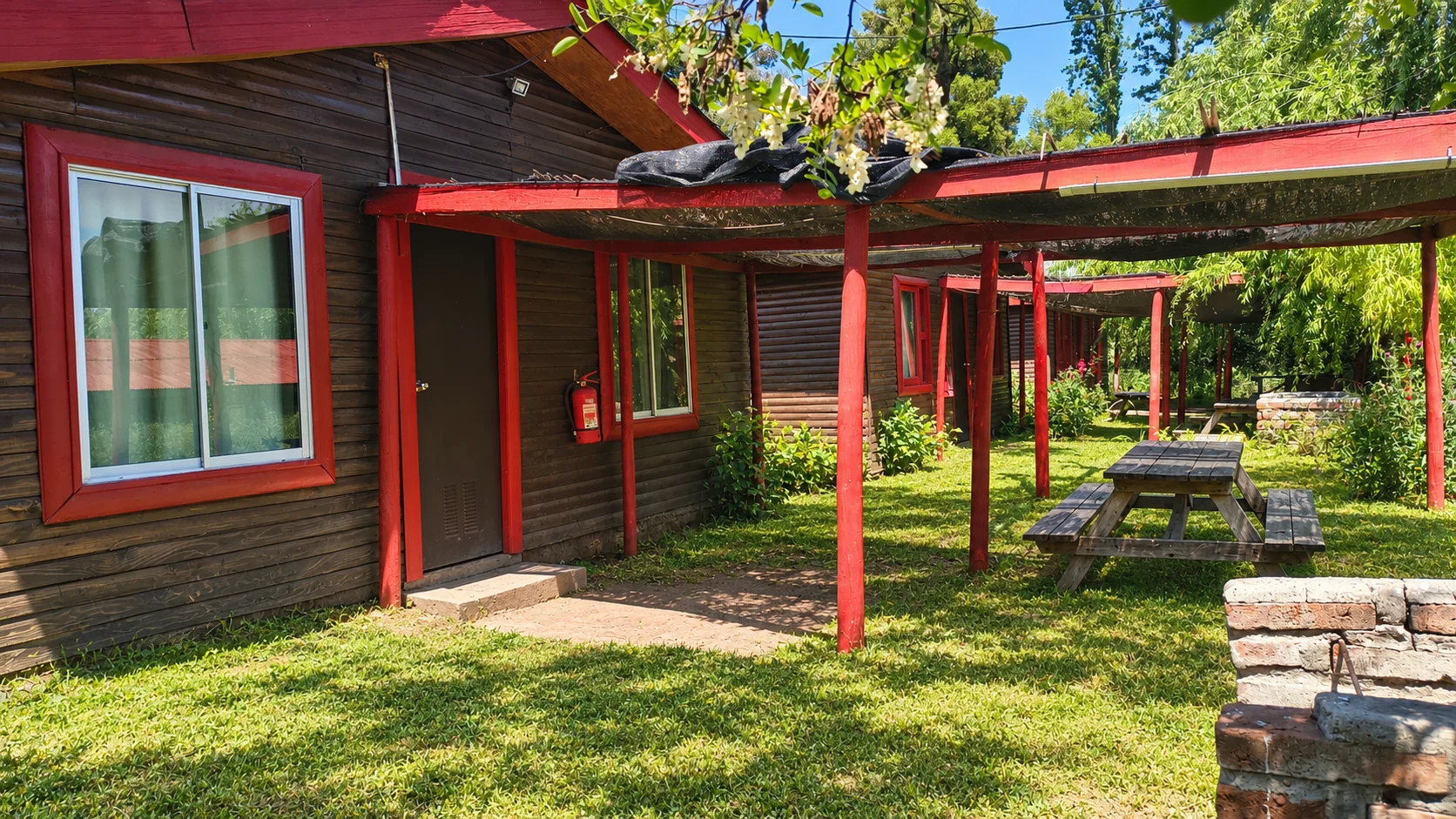 Cabañas de madera con terrazas y pasto recortado