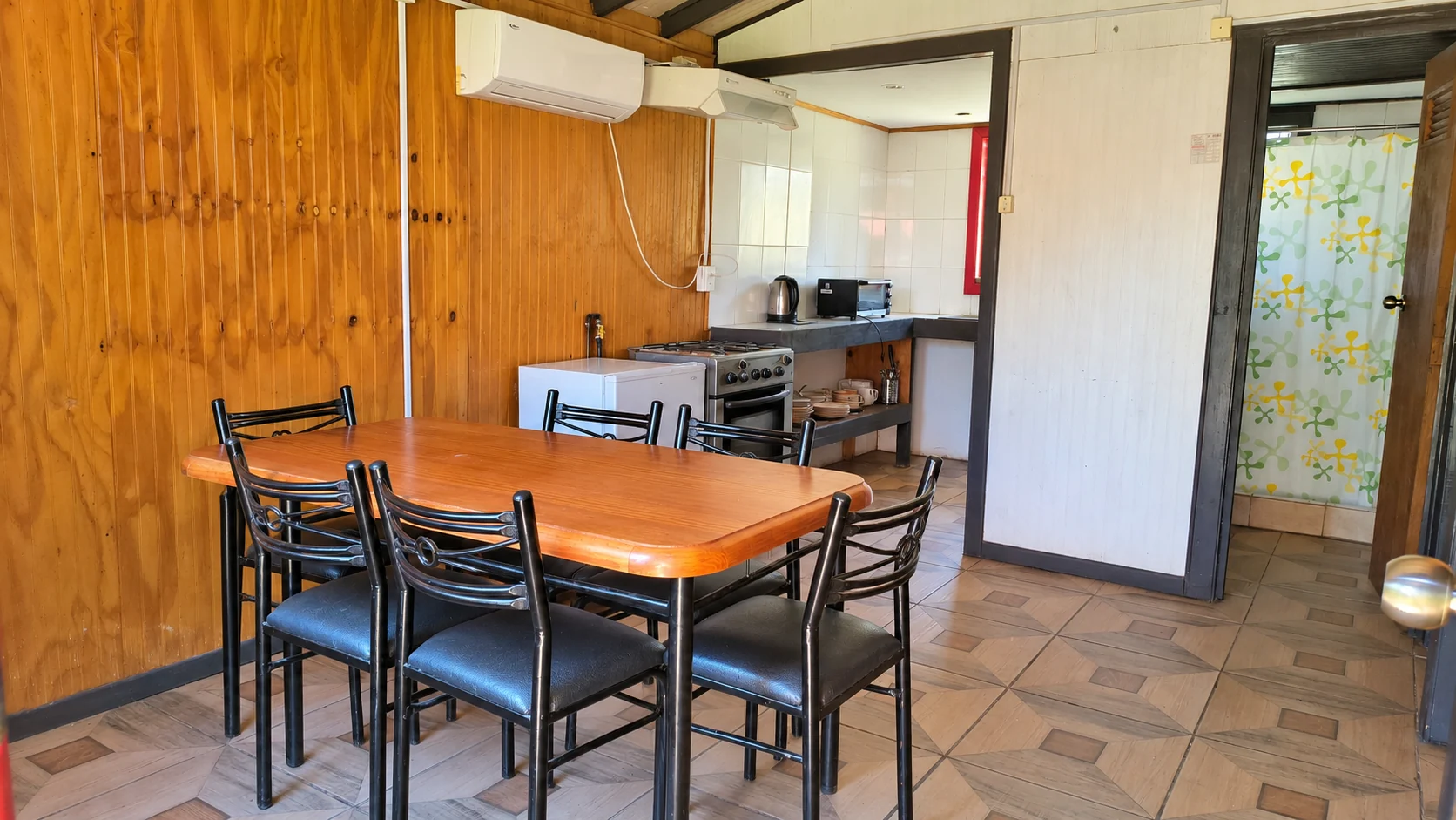 Comedor de madera con cocina y aire acondicionado