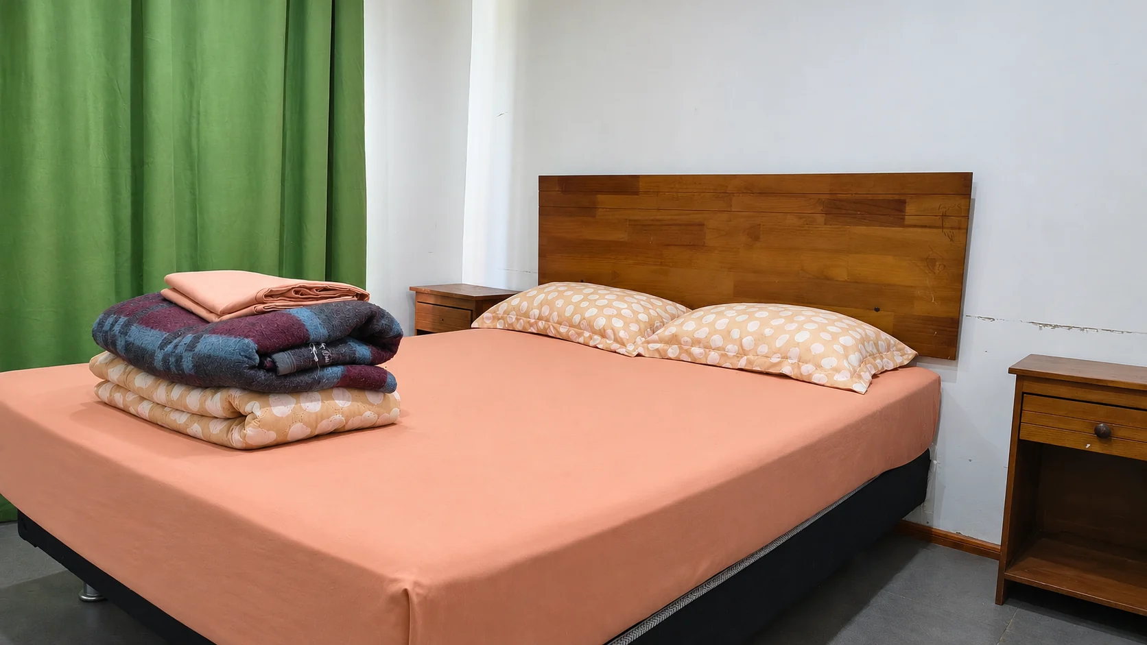 Dormitorio real con cama de dos plazas y ropa de cama ordenada