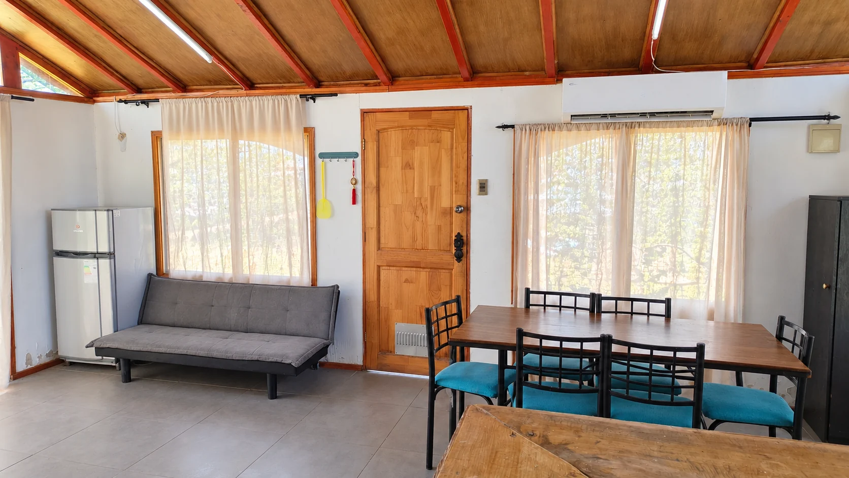 Sala de estar y comedor compartido en una de las cabañas